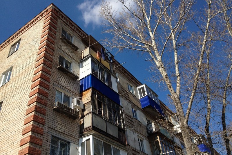 Фасад дома Николая Суворова (второй справа балкон на 5-м этаже отремонтировали после писем Дмитрию Медведеву)