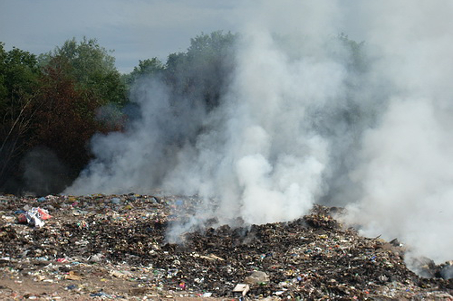 Тлеющий мусор на полигоне. Фото с сайта ГУ МЧС по Саратовской области
