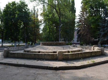 Старый фонтан в сквере на Ильинке