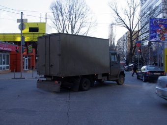 Сломавшийся грузовик блокировал движение общественного транспорта
