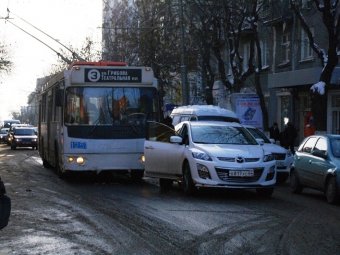 Из-за ДТП блокировано движение по улице Горького