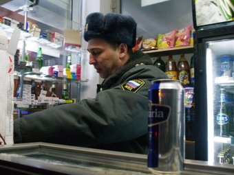 Активисты «Молодой гвардии» купили ночью пива в нарушение федерального закона