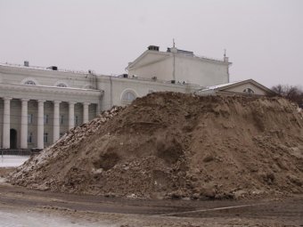 На Театральную площадь вновь стали свозить грязный снег