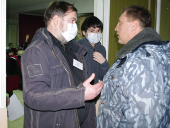 На собрание ТСЖ журналистов не пускали люди в масках
