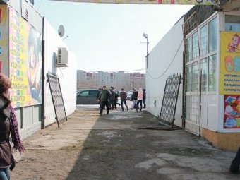 Власти Заводского района насильно разгоняют предпринимателей, арендовавших землю рядом со зданием администрации