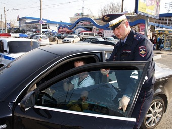 Саратовские инспекторы продолжают бороться с тонировкой автомобилей