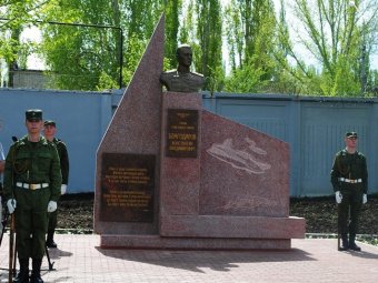 В Ленинском районе установили памятник летчику Константину Благодарову