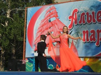 Выпускники школ Октябрьского района устроили в Городском парке танцевальный флешмоб