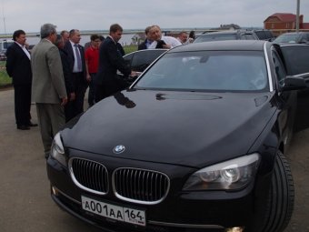 Во время отлета Бабича на взлетную полосу без разрешения выехал BMW, в котором ездит губернатор