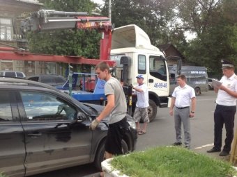 Mercedes сотрудника облпрокуратуры чуть не забрал эвакуатор ГИБДД