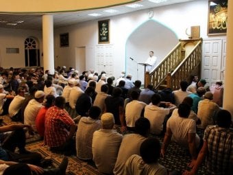 Несколько сотен саратовских мусульман в выходные провели большую коллективную молитву