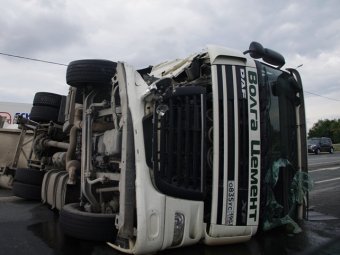 На трассе Сызрань-Волгоград перевернулся грузовик с цистерной