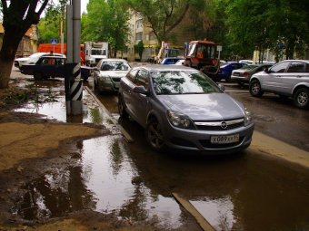 Коммунальную аварию в центре Саратова не могут ликвидировать из-за припаркованных машин