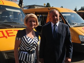 Валерий Радаев вручил ключи от автобусов директорам сельских школ