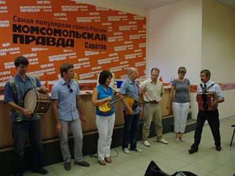 Саратовский ансамбль «Кристалл-балалайка» выступил в поддержку жителей Хабаровска
