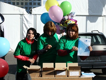 На акции по борьбе с наркотиками меняли сигареты на шарики и конфеты