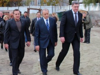 Олег Грищенко показал губернатору мастер-класс по поднятию тяжестей