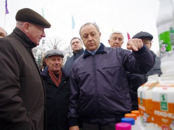 Губернатор Радаев не нашел пива на Театральной площади