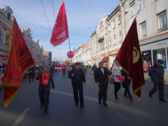 Во время шествия коммунистов требовали отставки правительства Медведева