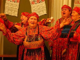 На фольклорном празднике в Саратове бабушки танцевали на лавках