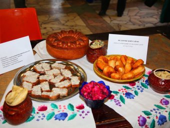 Гостей фестиваля украинской культуры угощали варениками