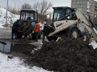 Из-за аварии на трубопроводе с выходных нет воды у жителей части Ленинского района и поселка Саксагай