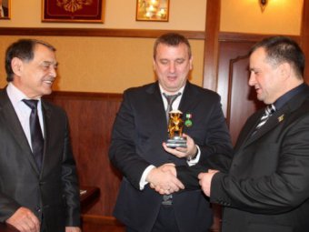 Глава Энгельсского района получил медаль чеченского уполномоченного по правам человека