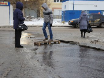 На границе Кировского и Ленинского районов прекратили водоснабжение жителей