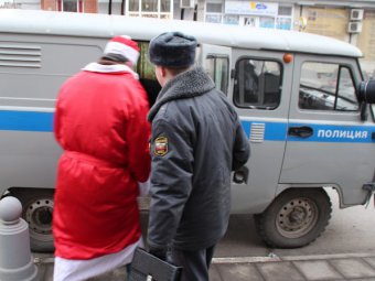 Полицейские задержали Деда Мороза, прибывшего на пикет КПРФ «исполнить детскую мечту Сорокина»