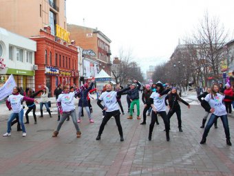 Участники танцевального флеш-моба на проспекте Кирова поздравили саратовцев с Новым годом