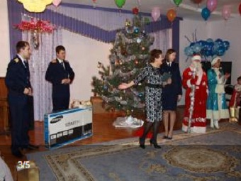 Саратовские следователи подарили реорганизуемому детскому дому плазменный телевизор