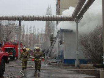В Саратове на улице Чехова сгорел магазин