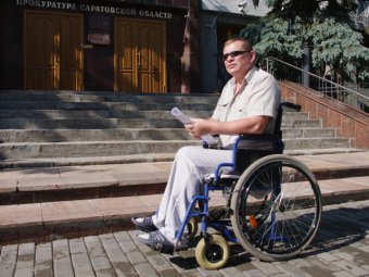 Глава Саратовского района предложил инвалиду Владимиру Емельянову выкупить его разрушенный дом