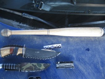 Саратовские полицейские нашли в остановленной машине травматический пистолет, ножи, наручники и бейсбольную биту