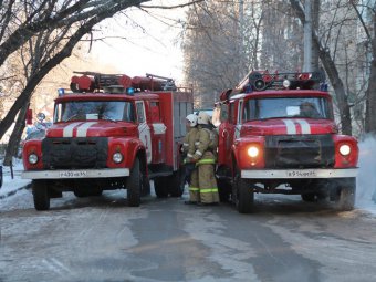 Из-за пожара в девятиэтажном здании МЧС перекрыло часть улицы Хользунова