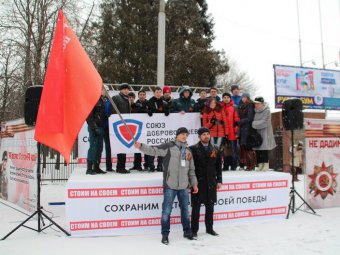 Официально окончив митинг на площади Чернышевского, общественники продолжили акцию