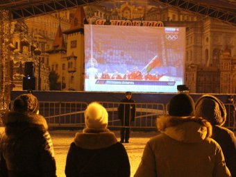 Трансляция открытия Олимпиады в Сочи собрала на Театральной площади около полусотни саратовцев 