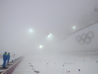Погодные условия на Олимпиаде помешали биатлонистам провести гонку