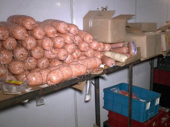 Полиция нашла в Саратове подпольный цех по производству колбасы