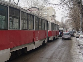 Столкновение КамАЗ и BMW на трамвайных путях блокировала движение трамваев