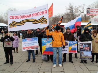 Коммунисты и общественники провели шествие в поддержку русскоязычных граждан Украины