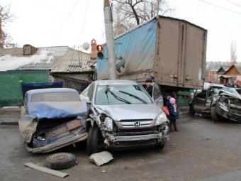 ГИБДД об аварии на Большой Горной/Симбирской: водитель грузовика проехал под запрещающий знак