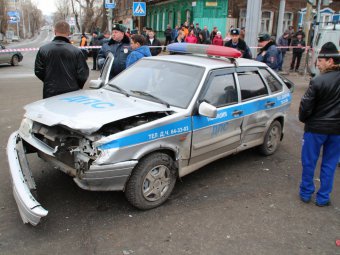 Сотрудник саратовской полиции специально подставил свою машину под неуправляемый грузовик