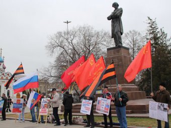 Саратовцы проводят акцию в поддержку федерализации Украины