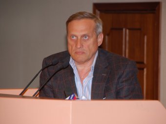 Депутат Госдумы Василий Максимов призвал коллег по парламенту «не разрушать сложившуюся систему» местного самоуправления.