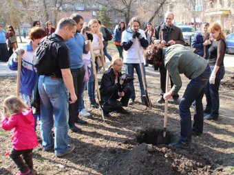 Игорь Шопен организовал высадку деревьев в аллее роз на площади Кирова