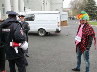 Провокация: на первомайский митинг коммунистов пришли клоун «Анидалов» и распространитель листовок