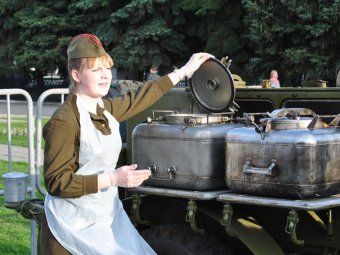 В День Победы на Театральной площади для саратовцев работала полевая кухня