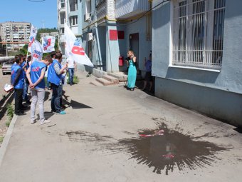 На участников пикета «Молодой гвардии» у обкома КПРФ сбросили пакет с водой