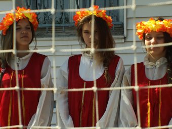 Жители Кировского района танцевали барыню и водили хороводы